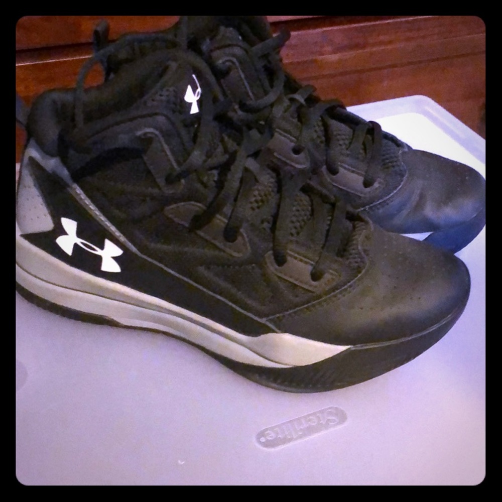 Under Armor black shoes boys size 4